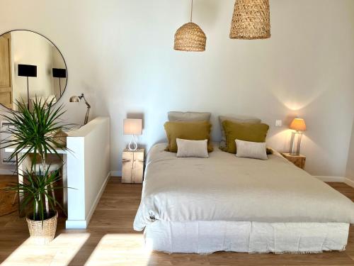 1 dormitorio con 1 cama grande y espejo en Charmante maisonnette avec jardin et piscine en Aix-en-Provence