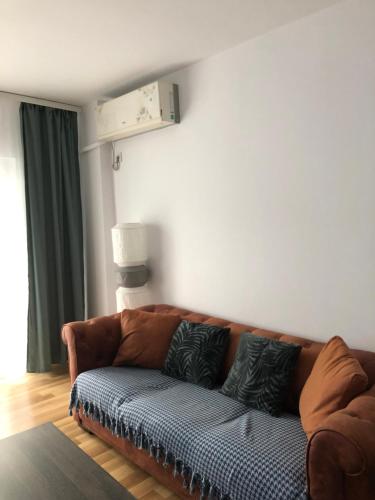 a brown couch sitting in a living room at Adrian Home Libra in Ploieşti