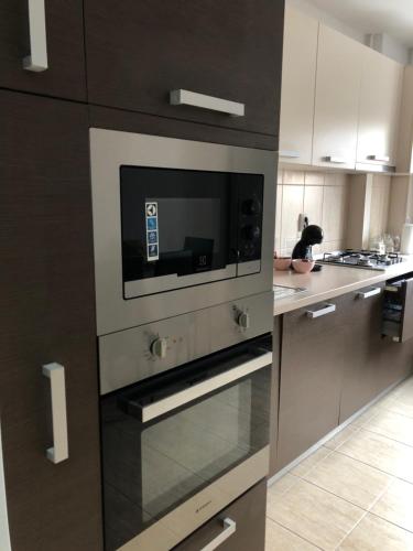 a kitchen with a oven with a microwave at Adrian Home Libra in Ploieşti