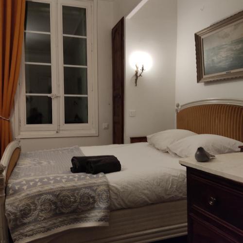 une chambre avec un lit et une fenêtre dans l'établissement Experience unique dans un lieu magique, à Vergèze