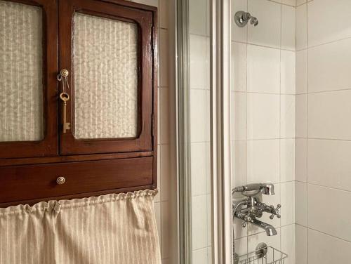 La salle de bains est pourvue d'une douche, d'une fenêtre et d'un lavabo. dans l'établissement Studio de charme au cœur de l’Île St Louis, à Paris
