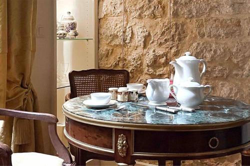 - une table avec théière et tasses dans l'établissement Studio de charme au cœur de l’Île St Louis, à Paris