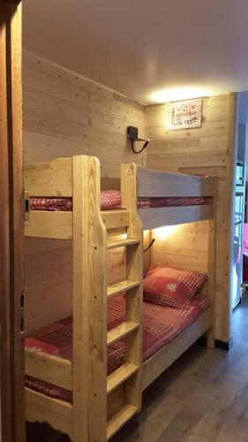 quelques lits superposés dans une chambre dans l'établissement Studio douillet aux deux Alpes, à Les Deux Alpes