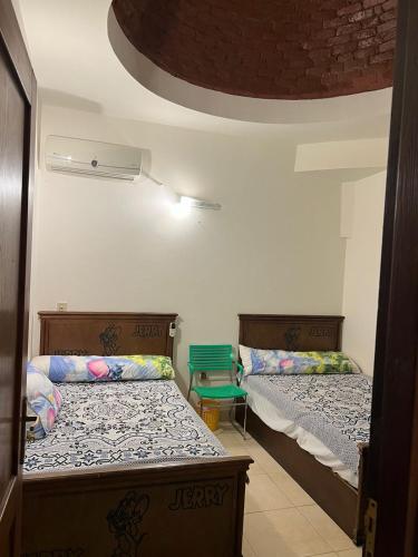 two twin beds in a room withthritisthritisthritisthritisthritisthritisthritisthritisthritis at Makady heights in Hurghada