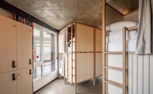 ル・アーヴルにあるJOST Auberge de jeunesse Le Havre Centre Gareの二段ベッド2台と窓が備わる客室です。