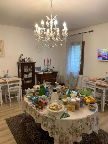 una mesa con comida en la sala de estar en Dimora Naviglio, en Dolo