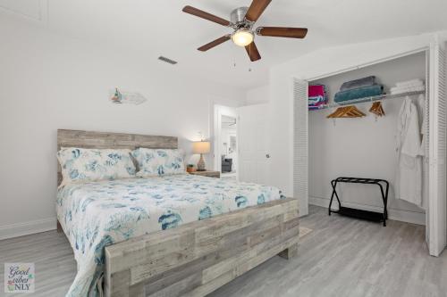 1 dormitorio con 1 cama y ventilador de techo en The Good Vibes Only Cottage, en Tampa