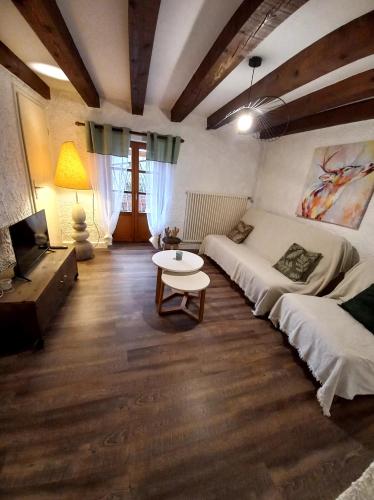 un salon avec un canapé et une table dans l'établissement La petite ferme, à La Chapelle