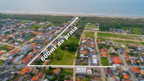 een luchtzicht op een stad met huizen en de oceaan bij Dom joaquim in Imbituba