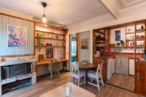 Il comprend une cuisine et une salle à manger avec une table et une cheminée. dans l'établissement Appartement au coeur de Montmartre, à Paris