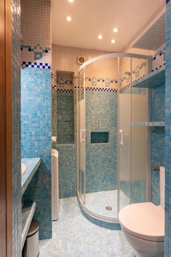 une salle de bain avec une douche, des toilettes et un lavabo dans l'établissement Appartement au coeur de Montmartre, à Paris