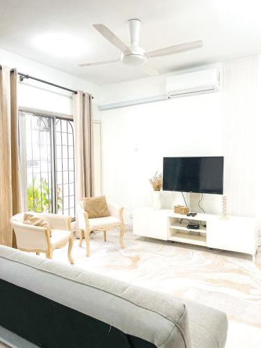 uma sala de estar com um sofá e uma televisão de ecrã plano em Homestay Dsunway em Petaling Jaya
