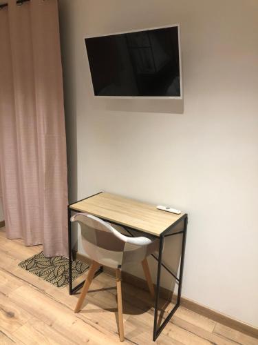 Televízia a/alebo spoločenská miestnosť v ubytovaní Chambre privative avec spa