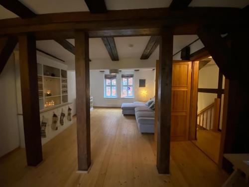 een woonkamer met een blauwe bank bij FachwerkLiebe in Quedlinburg