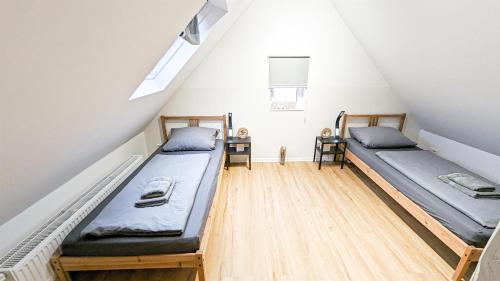 シュトゥットガルトにあるALFA Stuttgart 3BR 5 Beds Netflix INET EBK Wasenの屋根裏部屋 ベッド2台付