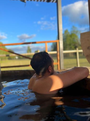 Piscina en o cerca de cabaña vista al volcan