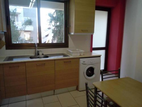 Il comprend une cuisine équipée d'un évier et d'un lave-linge. dans l'établissement Lovely 4-Bed Apartment in Nicosia center, à Nicosie