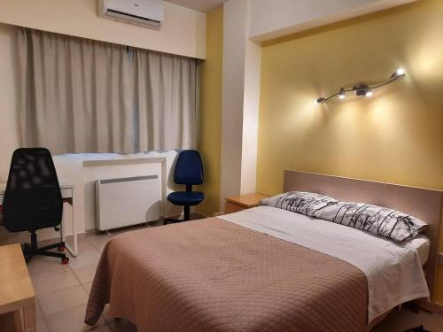 - une chambre avec un lit, un bureau et une chaise dans l'établissement Lovely 4-Bed Apartment in Nicosia center, à Nicosie