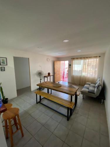 ein Wohnzimmer mit einem Tisch und einem Sofa in der Unterkunft Casa descanso lluta in Arica