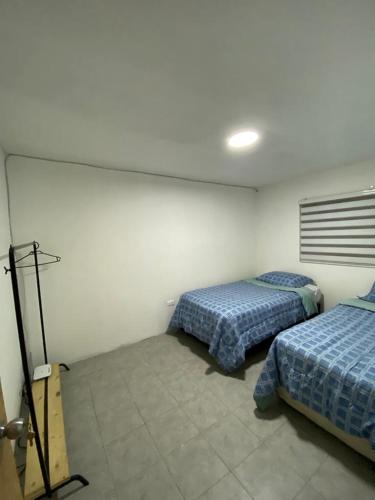 um quarto com duas camas num quarto em Casa descanso lluta em Arica