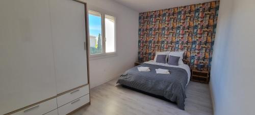 um quarto com uma cama e um espelho grande em La maison de Mamé em Arles