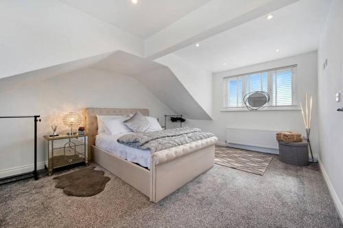 um quarto branco com uma cama e uma janela em 3BD Retreat Boothstown Manchester em Ellenbrook