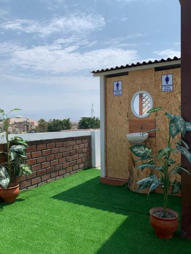 einen Hinterhof mit einem WC auf dem Rasen in der Unterkunft The Tourist House in Ica
