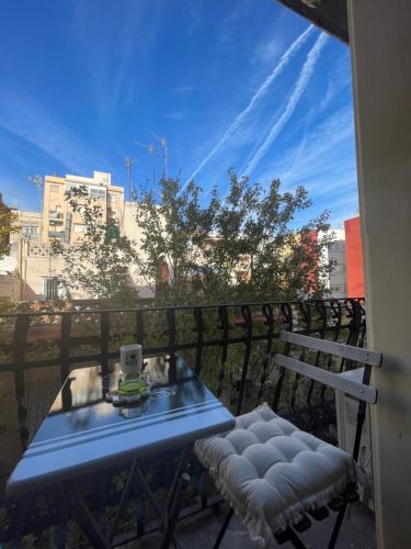 einen blauen Tisch und einen Stuhl auf dem Balkon in der Unterkunft Diko in Barcelona