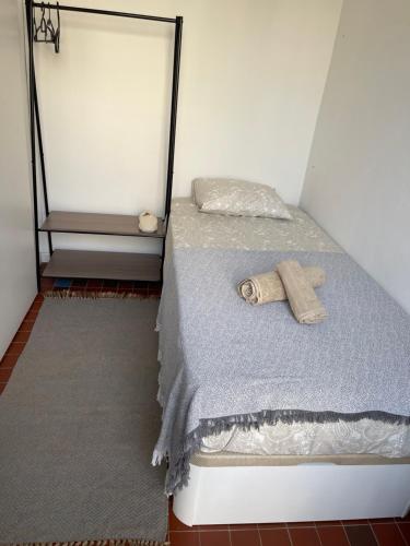 - une petite chambre avec un lit et une serviette dans l'établissement Diko, à Barcelone