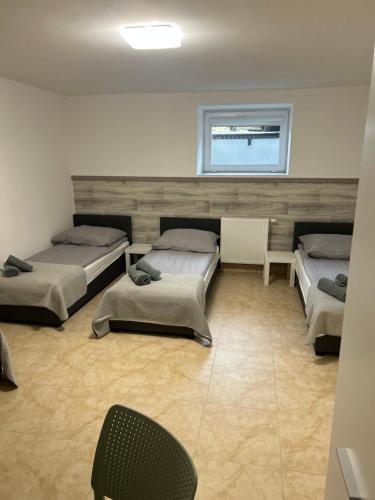 Pokój z 4 łóżkami i oknem w obiekcie Hostel 24 Miejsca Parkingowe Noclegi Pracownicze. w mieście Gorzów Wielkopolski