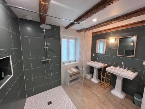 uma casa de banho com 2 lavatórios e um chuveiro em Joseph, Adeline & Nous (Gîte au coeur du vignoble) em Rorschwihr