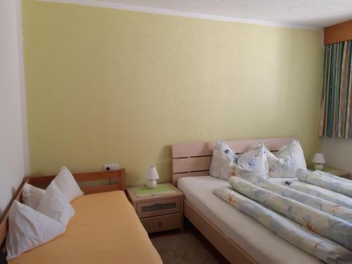 un salon avec un canapé et un lit dans l'établissement Ferienwohnung Eva, à Längenfeld