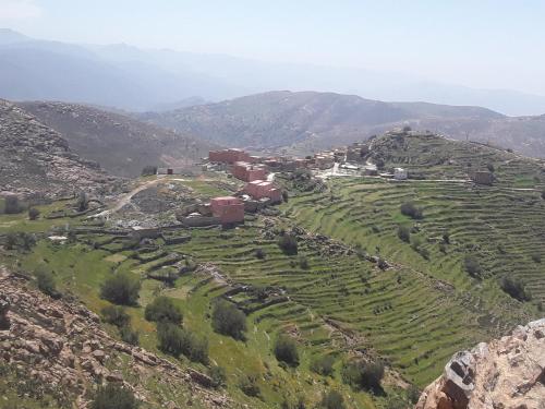 ein kleines Dorf auf einem Hügel in den Bergen in der Unterkunft Ajgal imzi in Tiznit