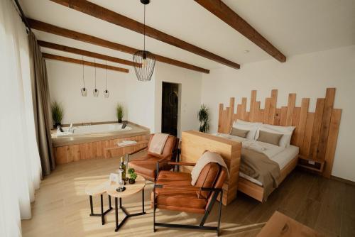 ein Schlafzimmer mit einem großen Bett und einer Badewanne in der Unterkunft Zemunice Knezevic in Banja Luka