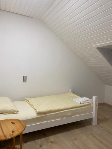 a bed in a room with a white ceiling at Ruhige 4 Zimmer OG-Wohnung Z2 in Königsbronn