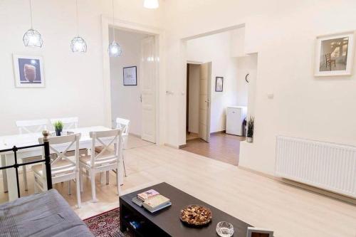 sala de estar con mesa y comedor en Sweet Relax House en Budapest