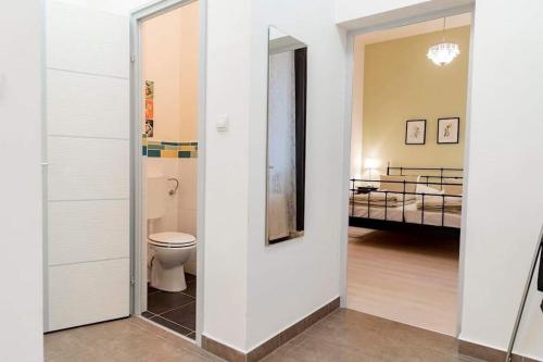 een badkamer met een toilet en een slaapkamer bij Sweet Relax House in Boedapest