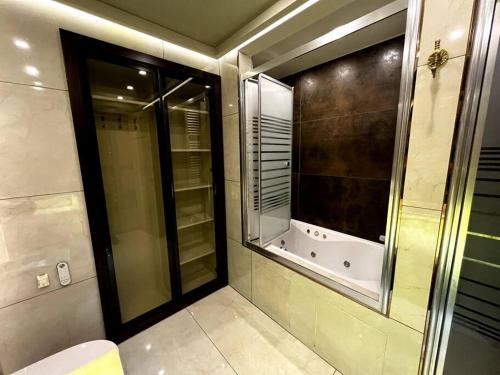 y baño con ducha de cristal y aseo. en Amazing Apartment in the heart of Istanbul, en Estambul