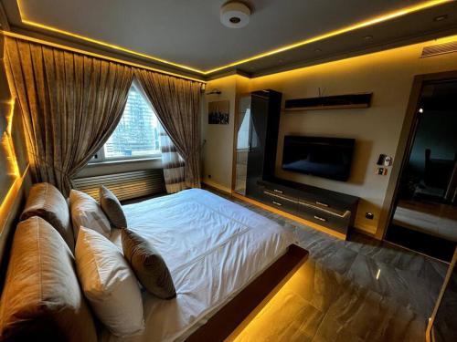 1 dormitorio con 1 cama grande y TV en Amazing Apartment in the heart of Istanbul, en Estambul