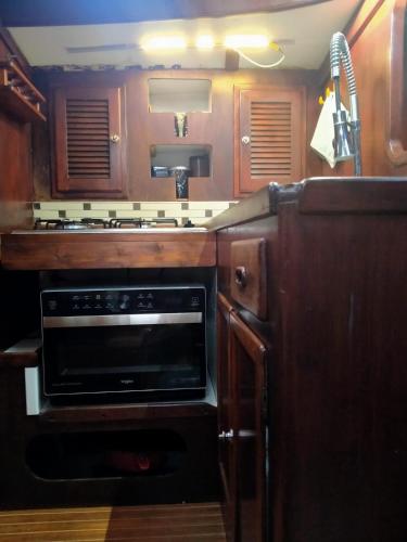 a kitchen with a stove and a stove top oven at Barca a Vela Principessa in Porto Carollo