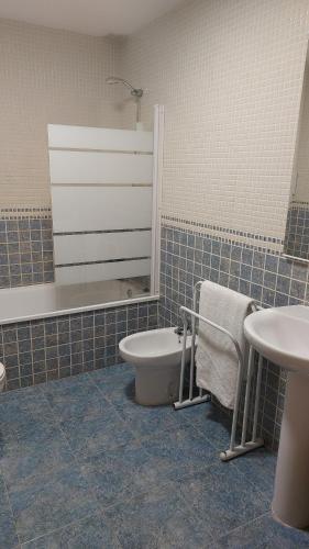 La salle de bains est pourvue d'une baignoire, de toilettes et d'un lavabo. dans l'établissement El Nido de Candeleda, à Candeleda