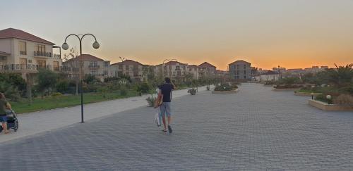 Επισκέπτες που μένουν στο S Pollo Apartments by first beach line