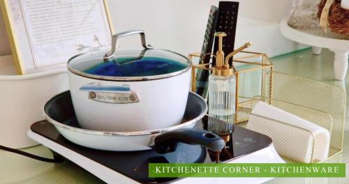 un mortier et un pilon au-dessus d'une table dans l'établissement Villa Diva - Villa Hestia Paris 16e, à Boulogne-Billancourt