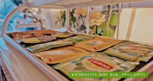 une pile de nourriture sur les arbustes dans un hôpital dans l'établissement Villa Diva - Villa Hestia Paris 16e, à Boulogne-Billancourt