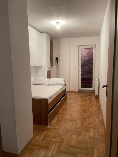 Kosovo Polje的住宿－Erion’s apartament，一间卧室配有一张床,铺有木地板