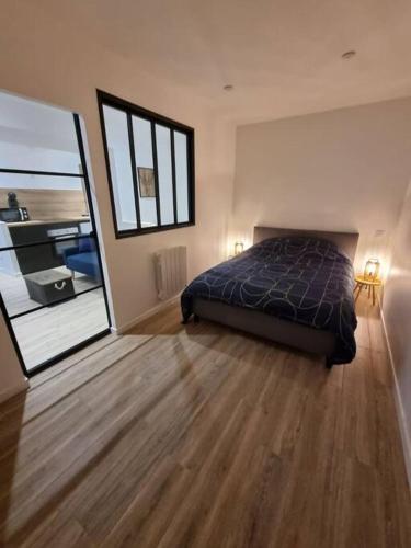 - une chambre avec un lit et une grande fenêtre dans l'établissement T2 à 50 mètres de la gare, à Roanne