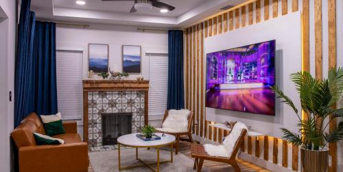 a living room with a fireplace and a tv at Luxury 5-BR House, Tampa Downtown with Cottage in Tampa