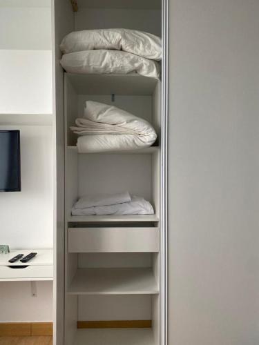 Cappelle-la-GrandeにあるStudio cosyの白いタオルがたくさん入ったクローゼット