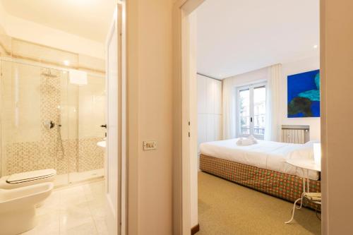 W łazience znajduje się łóżko, prysznic i umywalka. w obiekcie Residenza Astra w Weronie