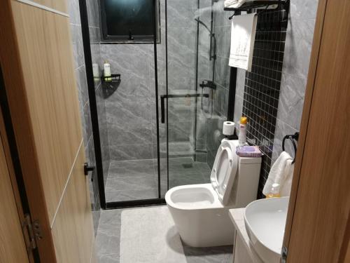 ein Bad mit einer Dusche, einem WC und einem Waschbecken in der Unterkunft Two bedroom Apartment at Yaya in Nairobi